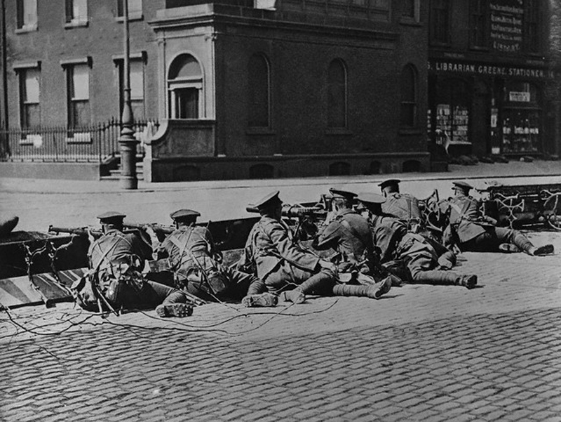 1916, Dublin, Ireland, UK --- British Troops Seal-Off Dublin Streets during"Troubles" --- Image by © Bettmann/CORBIS